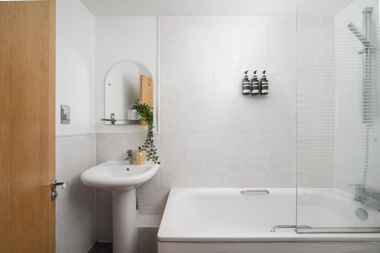 Riverside Balcony Apartments, 10 Minutes From Oxford Circus Londres Exterior foto