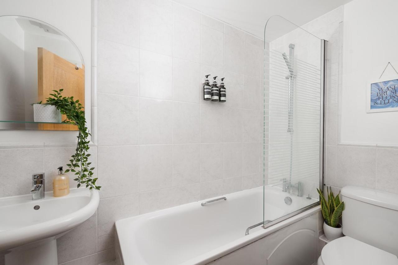 Riverside Balcony Apartments, 10 Minutes From Oxford Circus Londres Exterior foto